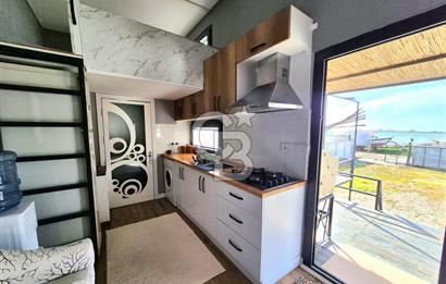 AKARCA SAHİLDE İÇİNDE TINY HOUSE BULUNAN SATILIK ARSA 