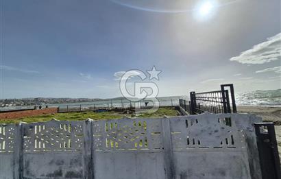 AKARCA SAHİLDE İÇİNDE TINY HOUSE BULUNAN SATILIK ARSA 