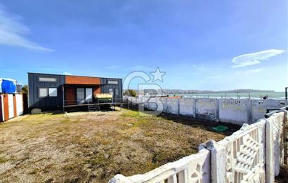 AKARCA SAHİLDE İÇİNDE TINY HOUSE BULUNAN SATILIK ARSA 