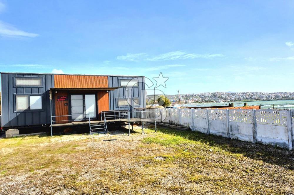 AKARCA SAHİLDE İÇİNDE TINY HOUSE BULUNAN SATILIK ARSA 