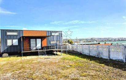 AKARCA SAHİLDE İÇİNDE TINY HOUSE BULUNAN SATILIK ARSA 