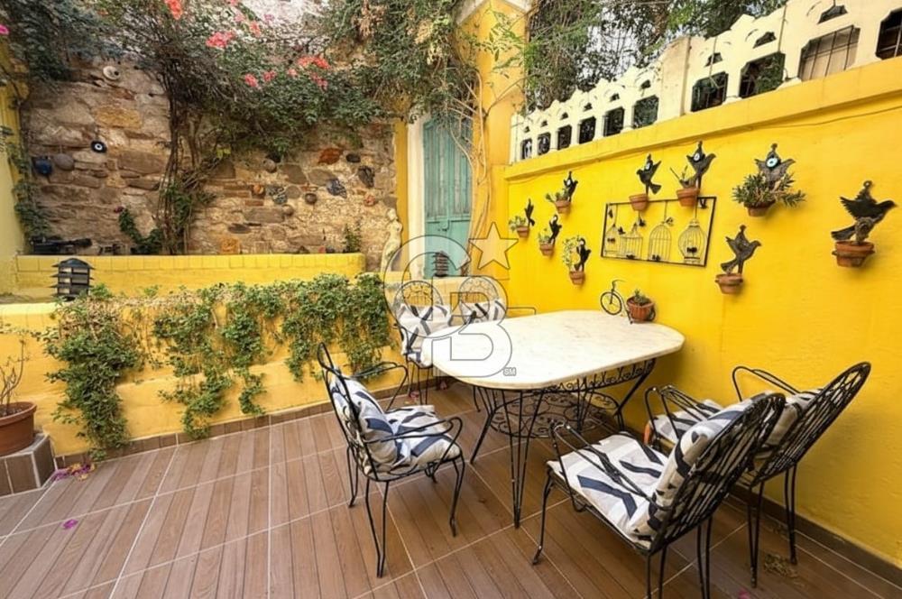 Ayvalık Merkez’de Satılık, Avlulu Tarihi Rum Evi – “Sarı Köşk”