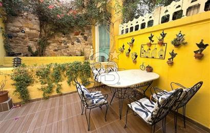 Ayvalık Merkez’de Satılık, Avlulu Tarihi Rum Evi – “Sarı Köşk”