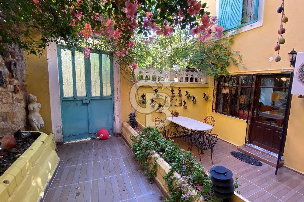 Ayvalık Merkez’de Satılık, Avlulu Tarihi Rum Evi – “Sarı Köşk”