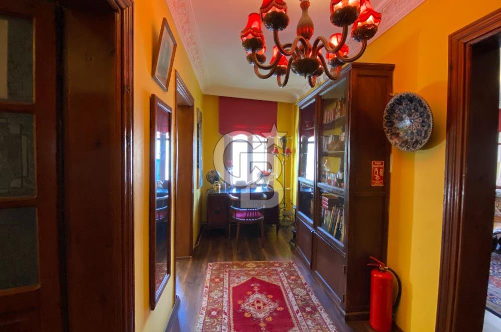 Ayvalık Merkez’de Satılık, Avlulu Tarihi Rum Evi – “Sarı Köşk”