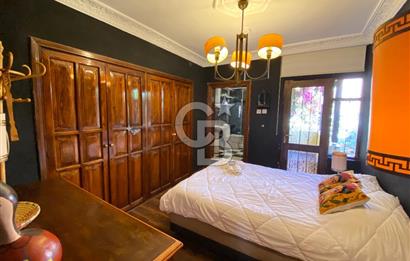 Ayvalık Merkez’de Satılık, Avlulu Tarihi Rum Evi – “Sarı Köşk”