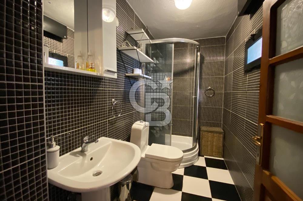 Ayvalık Merkez’de Satılık, Avlulu Tarihi Rum Evi – “Sarı Köşk”