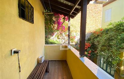 Ayvalık Merkez’de Satılık, Avlulu Tarihi Rum Evi – “Sarı Köşk”