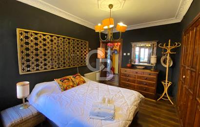 Ayvalık Merkez’de Satılık, Avlulu Tarihi Rum Evi – “Sarı Köşk”