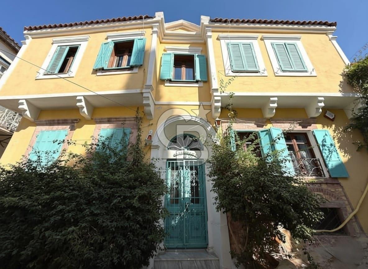 Ayvalık Merkez’de Satılık, Avlulu Tarihi Rum Evi – “Sarı Köşk”