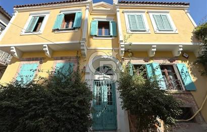 Ayvalık Merkez’de Satılık, Avlulu Tarihi Rum Evi – “Sarı Köşk”