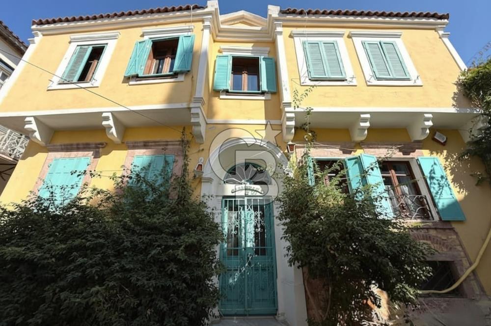 Ayvalık Merkez’de Satılık, Avlulu Tarihi Rum Evi – “Sarı Köşk”
