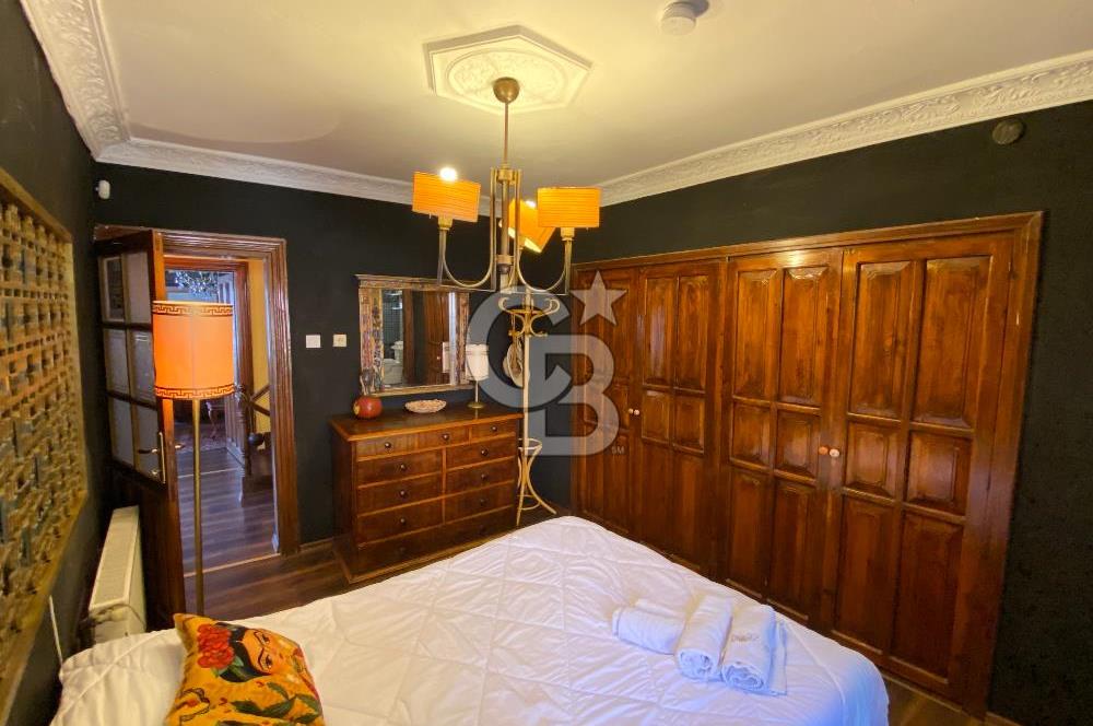 Ayvalık Merkez’de Satılık, Avlulu Tarihi Rum Evi – “Sarı Köşk”