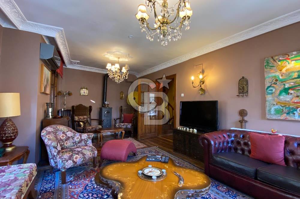 Ayvalık Merkez’de Satılık, Avlulu Tarihi Rum Evi – “Sarı Köşk”