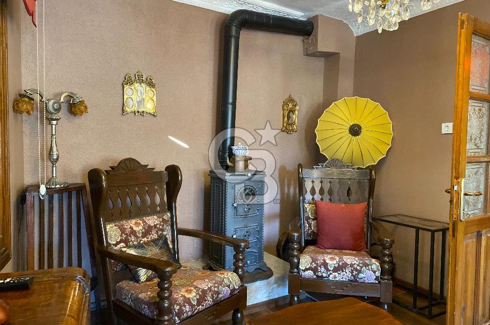 Ayvalık Merkez’de Satılık, Avlulu Tarihi Rum Evi – “Sarı Köşk”