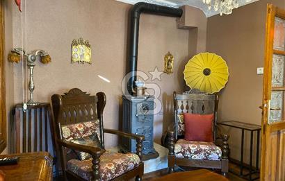 Ayvalık Merkez’de Satılık, Avlulu Tarihi Rum Evi – “Sarı Köşk”