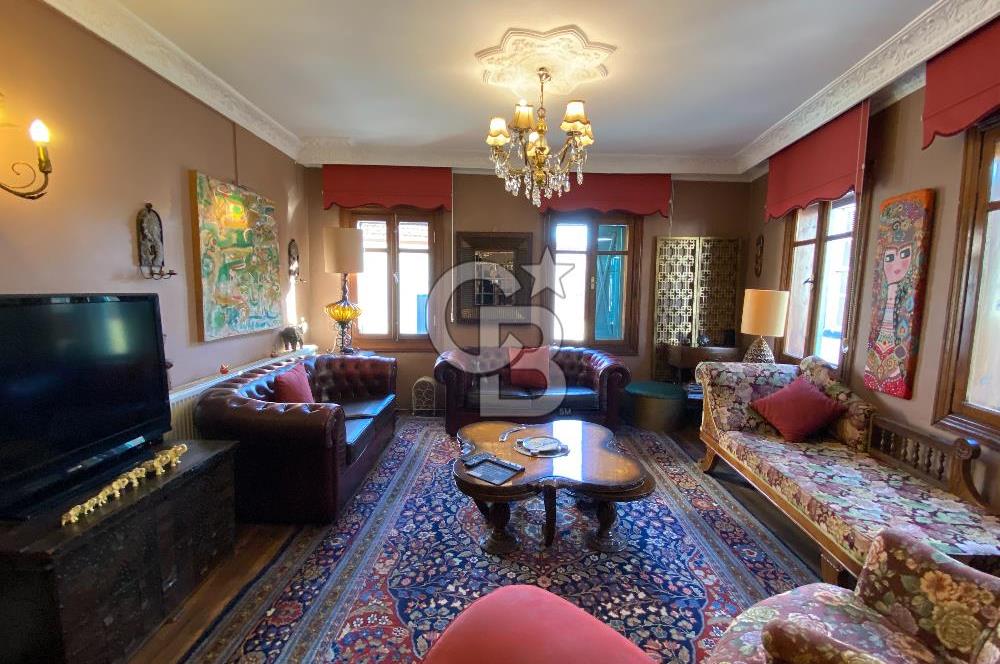 Ayvalık Merkez’de Satılık, Avlulu Tarihi Rum Evi – “Sarı Köşk”