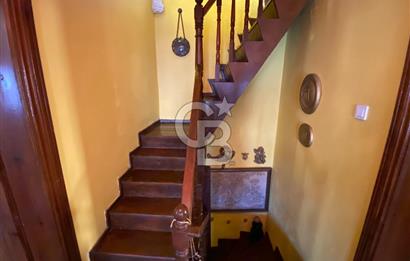 Ayvalık Merkez’de Satılık, Avlulu Tarihi Rum Evi – “Sarı Köşk”