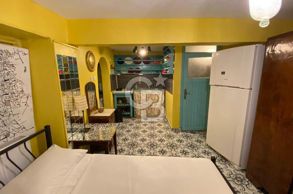 Ayvalık Merkez’de Satılık, Avlulu Tarihi Rum Evi – “Sarı Köşk”