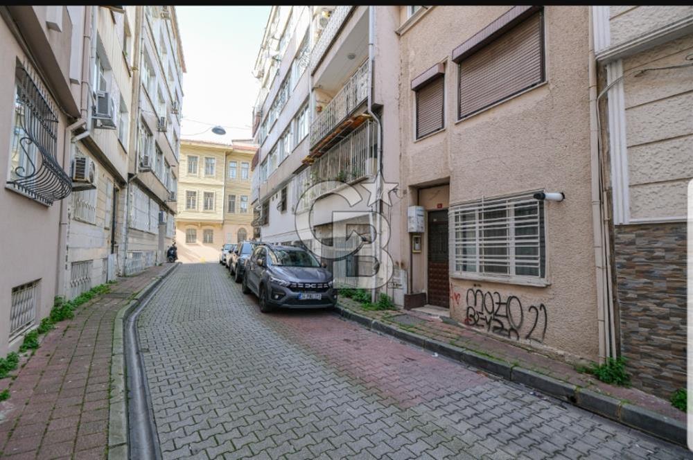 Fatih Hırka-i Şerif Camii’ne 100 Metre Mesafede Satılık Bina