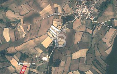 Biga Akpınar Köyü’nde Resmi Yol Cepheli, Gölet Yakınında Yatırımlık Tarla