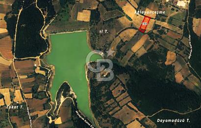 Biga Akpınar Köyü’nde Resmi Yol Cepheli, Gölet Yakınında Yatırımlık Tarla