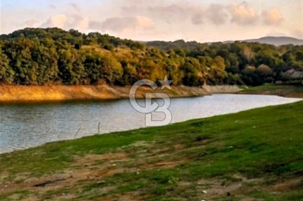 Biga Akpınar Köyü’nde Resmi Yol Cepheli, Gölet Yakınında Yatırımlık Tarla
