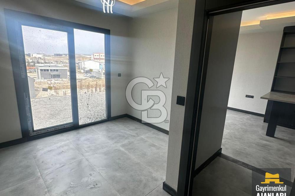 BOSS SARAY'DA YÜKSEK ŞEREFİYELİ TERASLI 1+1 SATILIK OFİS/DAİRE