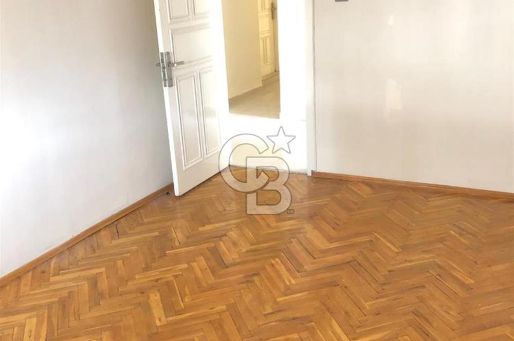 Bornova Küçükpark'ta Satılık 4+1 Geniş Daire