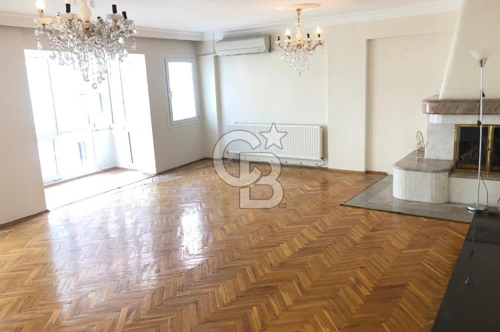 Bornova Küçükpark'ta Satılık 4+1 Geniş Daire