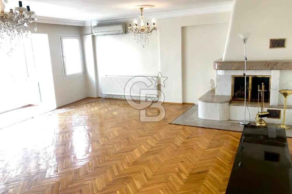 Bornova Küçükpark'ta Satılık 4+1 Geniş Daire