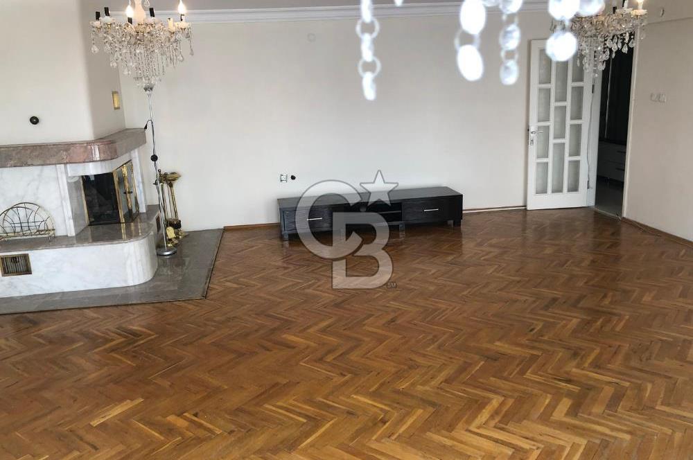 Bornova Küçükpark'ta Satılık 4+1 Geniş Daire