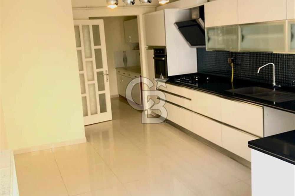 Bornova Küçükpark'ta Satılık 4+1 Geniş Daire