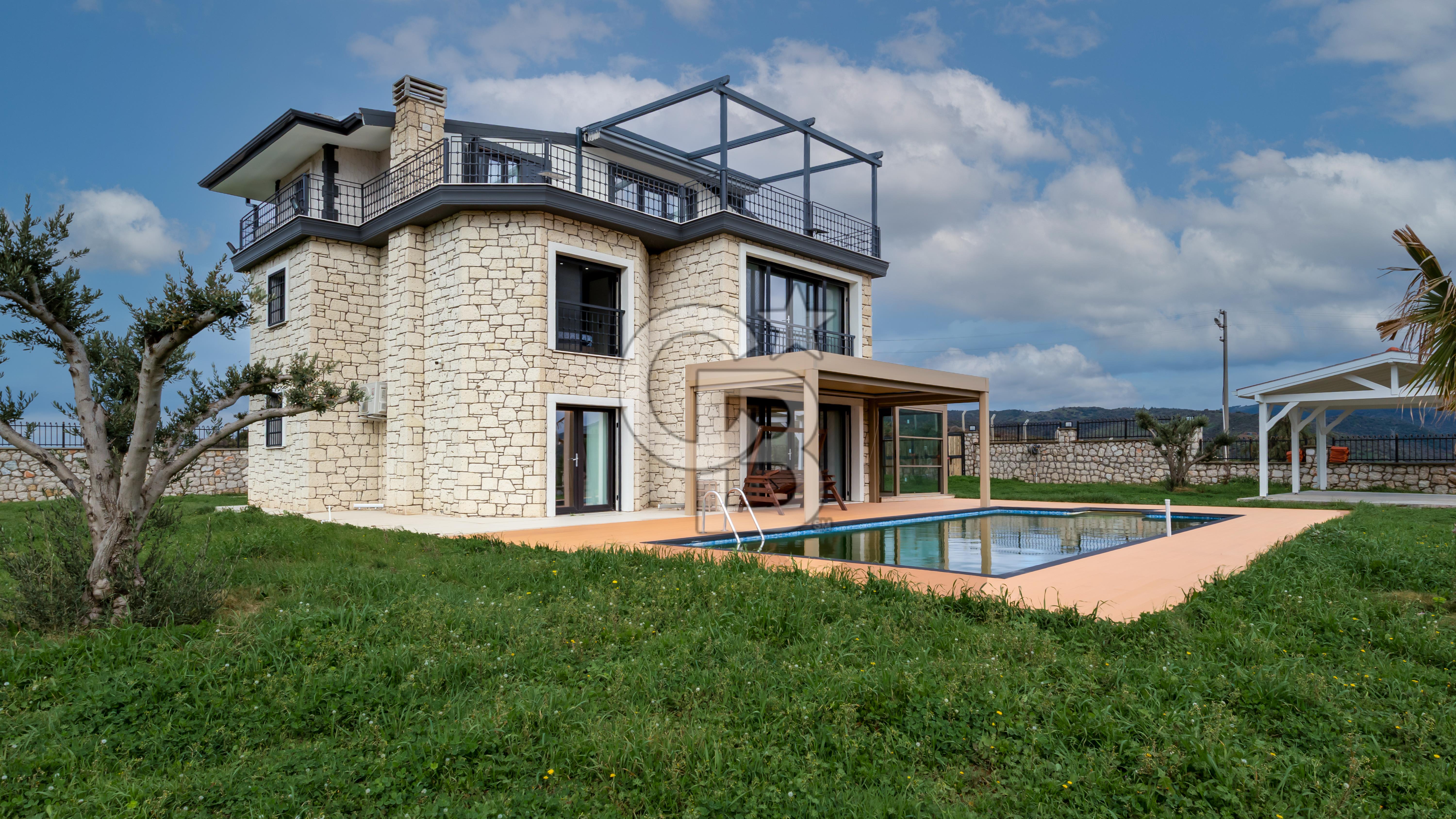 İZMİR SEFERİHİSAR ULAMIŞ'TA SATILIK LÜKS VİLLA CB PH