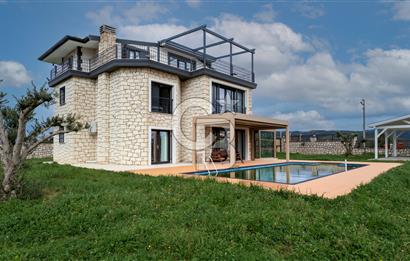 İZMİR SEFERİHİSAR ULAMIŞ'TA SATILIK LÜKS VİLLA CB PH