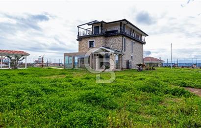 İZMİR SEFERİHİSAR ULAMIŞ'TA SATILIK LÜKS VİLLA CB PH