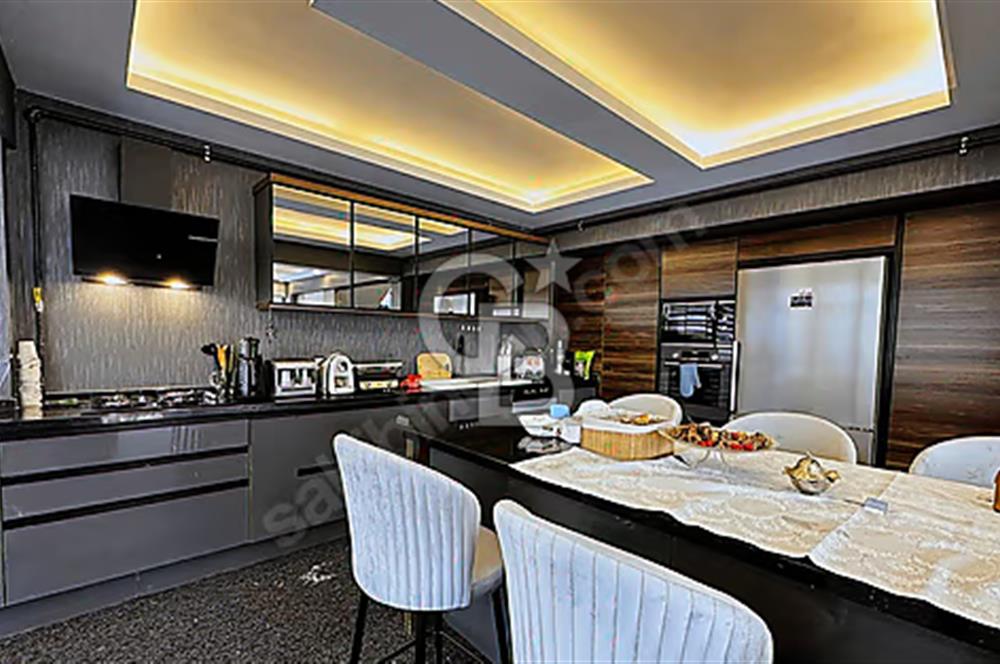 PARK CADDESİ PRESTİJLİ SİTEDE ÖZEL BAHÇELİ VE HAVUZLU KÖŞE VİLLA