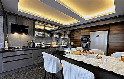 PARK CADDESİ PRESTİJLİ SİTEDE ÖZEL BAHÇELİ VE HAVUZLU KÖŞE VİLLA