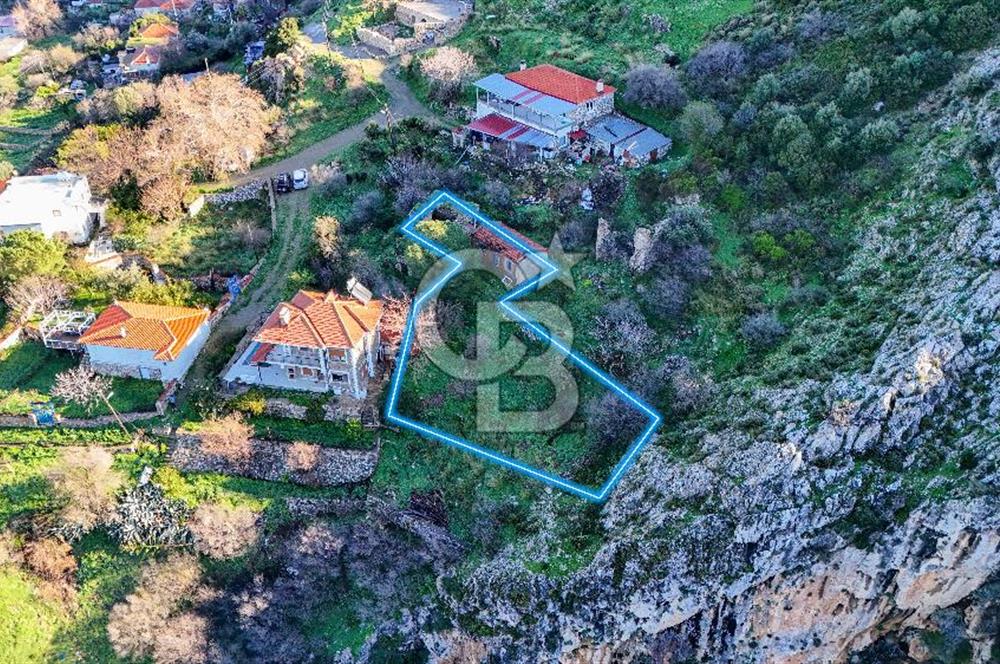 İzmir Karaburun Bozköy'de Satılık 506 m2 Kagir Ev ve Bahçe