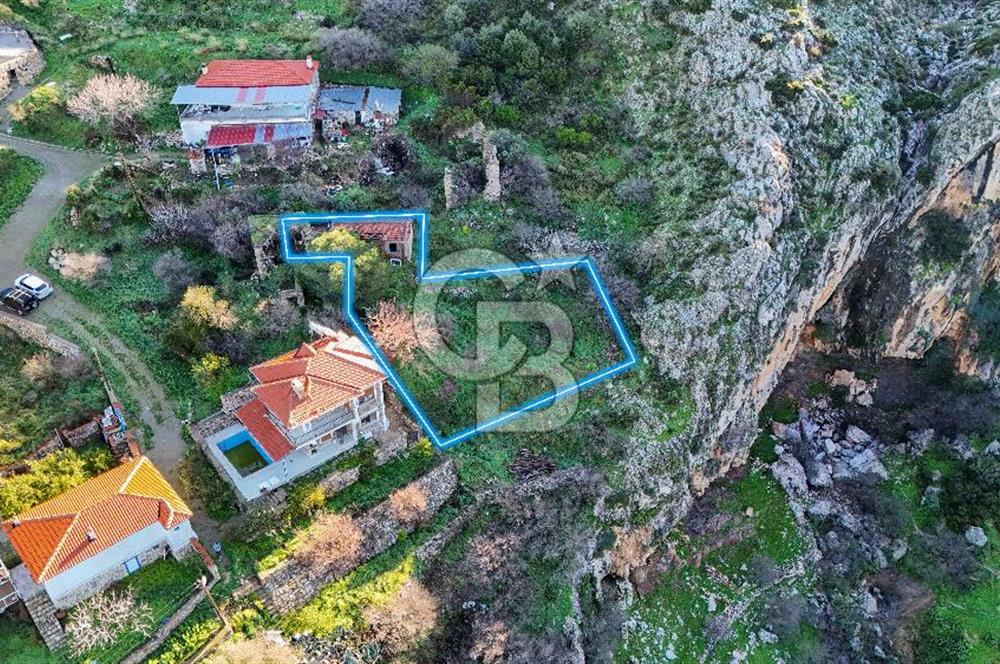 İzmir Karaburun Bozköy'de Satılık 506 m2 Kagir Ev ve Bahçe