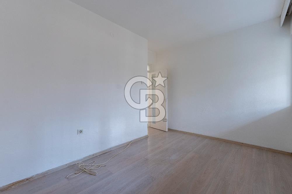 Bostanlı Şehitler Bulvarı Yakını Geniş Bahçeli 3+1 Satılık Daire