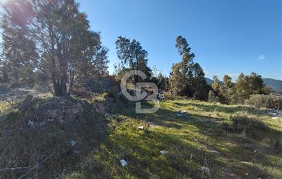 Gaziemir Yeşil Mahalle’de Yolu Olan Önü Açık Manzaralı Parsel