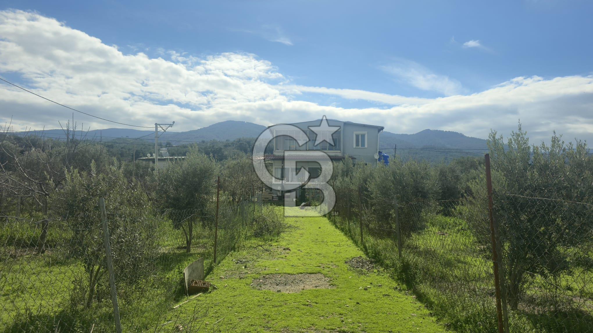 Kemalpaşa Ören’de Satılık Besi Damlı Çiftlik Evi