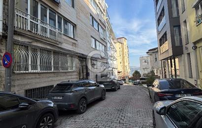BEYOĞLU GÜMÜŞSUYU'NDA ASANSÖRLÜ, FERAH 150 M2 KİRALIK DAİRE