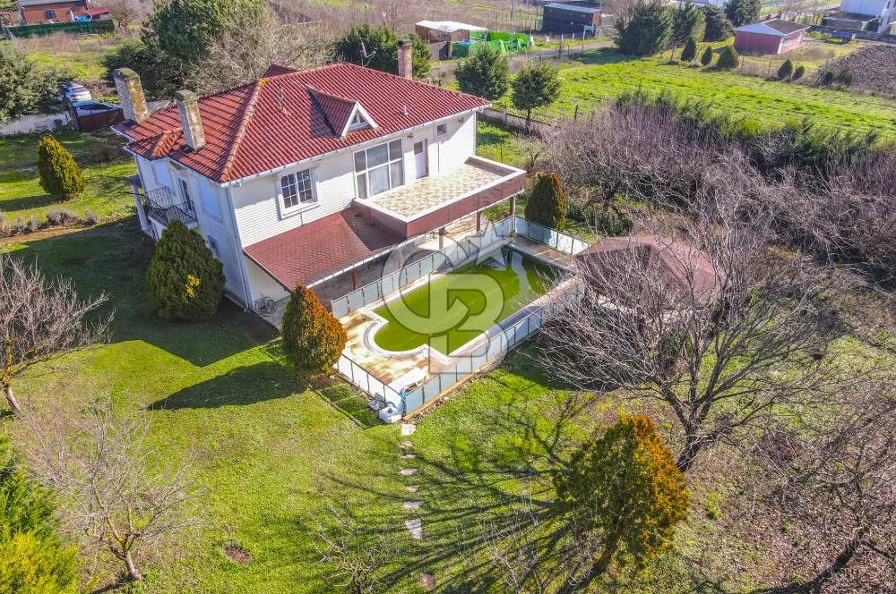 Çatalca'da 2500 m2 Arsa İçerisinde Havuzlu Müstakil Villa