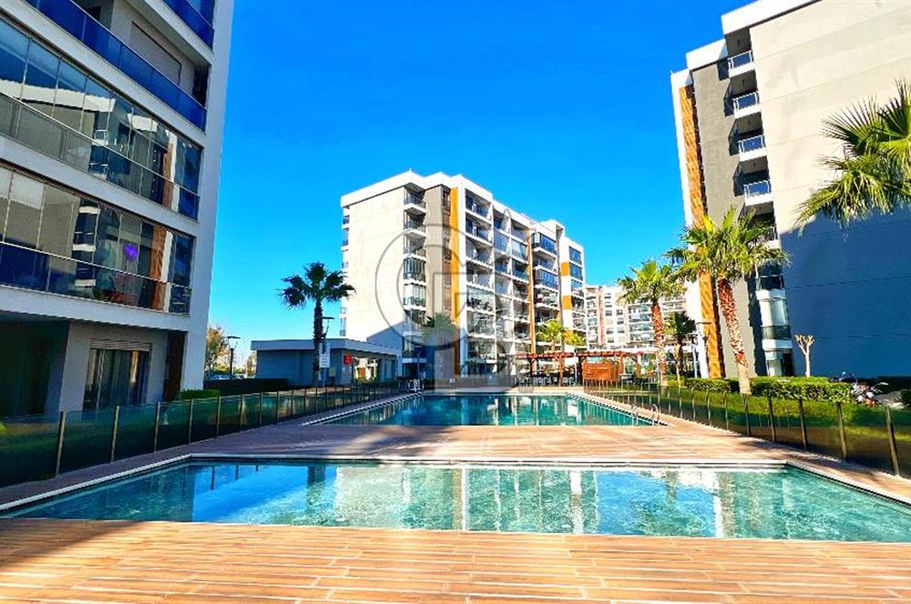 Ataşehir Modern 3te Havuz Manzaralı 1+1 Satılık Daire