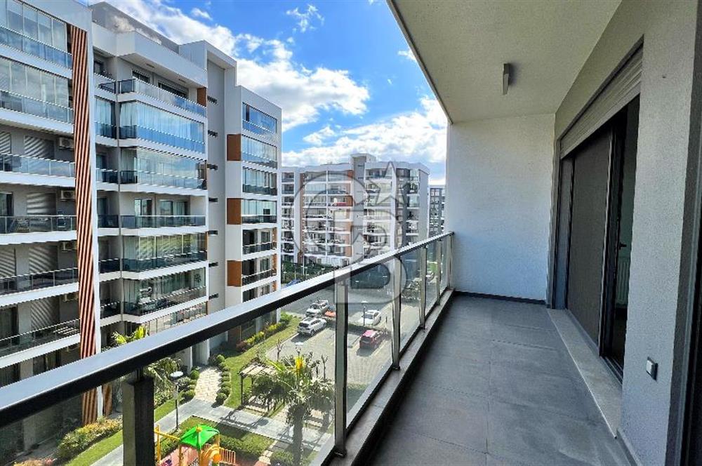 Ataşehir Modern 3te Havuz Manzaralı 1+1 Satılık Daire