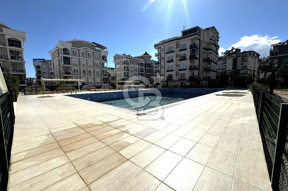 Hurma'nın Prestijli Sitesinde Havuz Manzaralı, Eşyalı 1+1 Daire