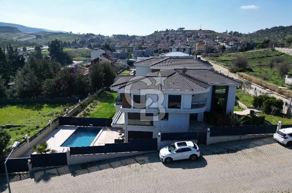 GÜZELBAHÇE ÇAMLI’DA SATILIK 4+2 LÜKS TRİPLEKS VİLLA