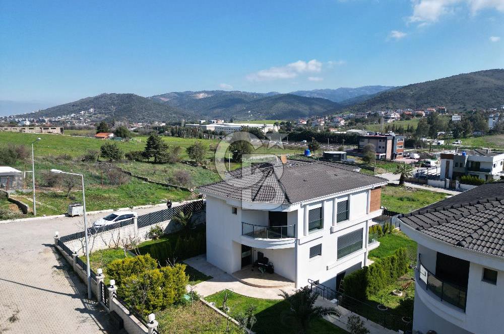 GÜZELBAHÇE ÇAMLI’DA SATILIK 4+2 LÜKS TRİPLEKS VİLLA